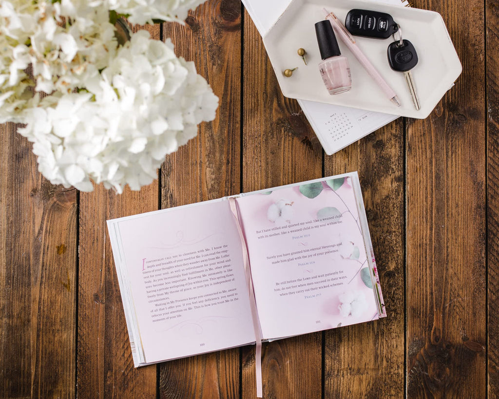 Jesus Calling for Moms, Padded Hardcover, with Full Scriptures: Devotions for Strength, Comfort, and Encouragement