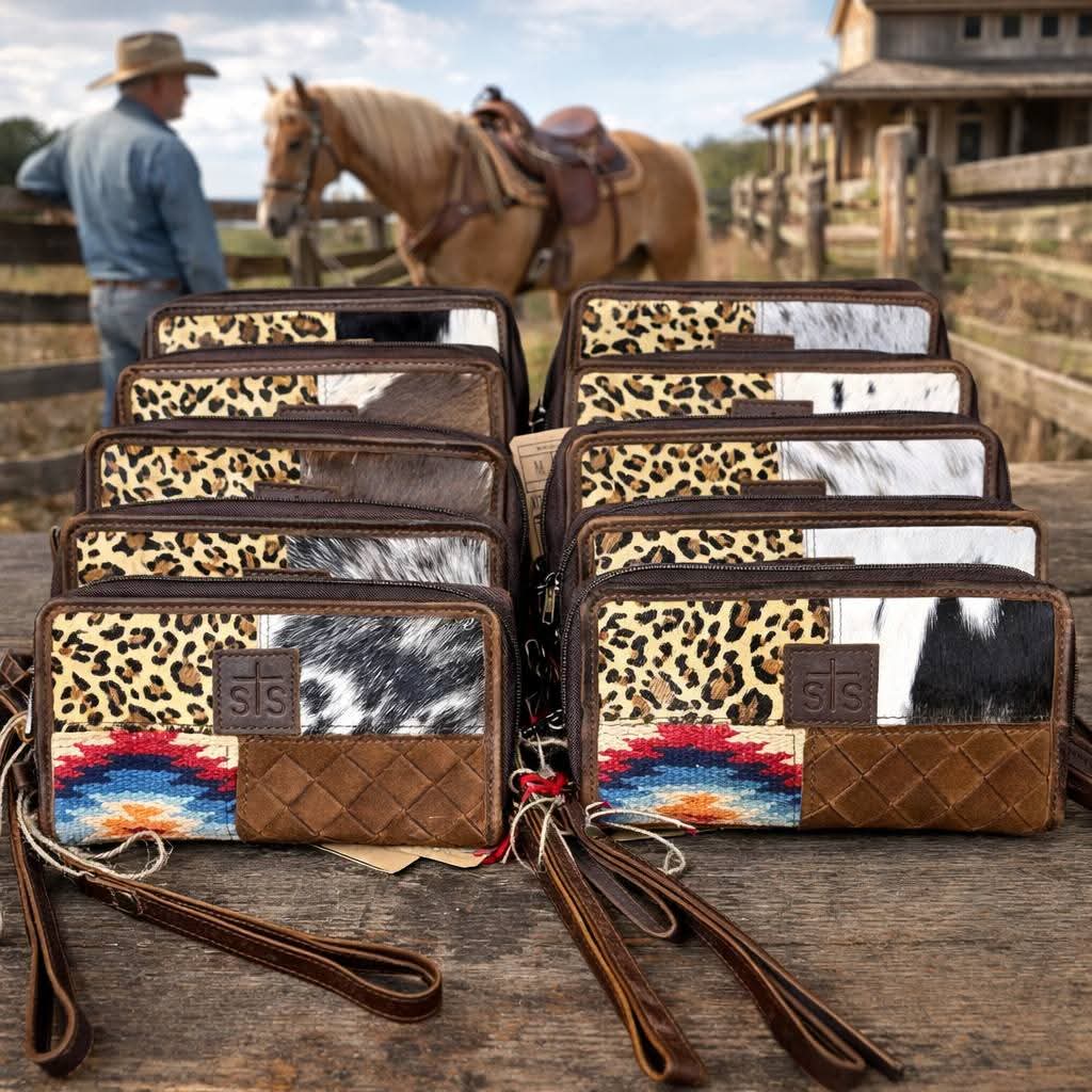 STS Ranchwear By Carroll Women's Chaynee Mountain Kacy Organizer Wristlet