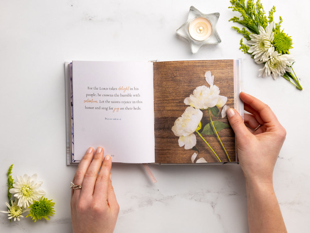 Jesus Calling for Moms, Padded Hardcover, with Full Scriptures: Devotions for Strength, Comfort, and Encouragement